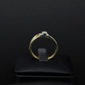 AN 18CT GOLD DIAMOND SOLITAIRE RING.