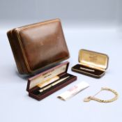 A 9CT GOLD HEART LOCK CHAIN BRACELET, 9CT SAFETY PIN AND YARD-O-LED ROLLED GOLD PROPELLING PENCIL. (