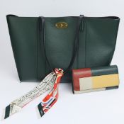 A MULBERRY BAYSWATER GREEN LEATHER TOTE BAG.