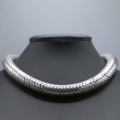 A WHITE METAL SNAKE LINK NECKLACE.