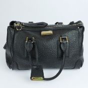 A BURBERRY GLADSTONE BLACK LEATHER BAG.