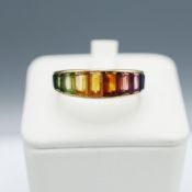 AN 18CT GOLD RING RAINBOW DRESS RING.