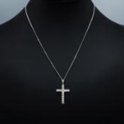 AN 18CT WHITE GOLD DIAMOND SET CROSS PENDANT NECKLACE.
