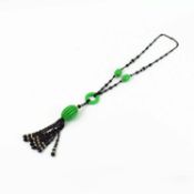 A 1960S BAKELITE AND BLACK GLASS BEAD NECKLACE.