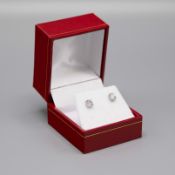 A PAIR OF 18CT WHITE GOLD DIAMOND SOLITAIRE STUD EARRINGS.