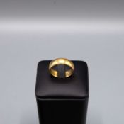 A 22CT GOLD WEDDING BAND.
