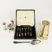 A COLLECTION OF ASSORTED SILVERWARE.