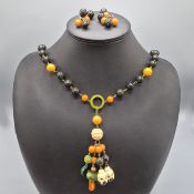 AN AMERICAN ART DECO BAKELITE PENDANT NECKLACE AND EARRINGS SET.