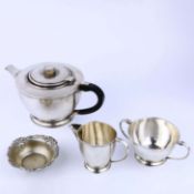 AN EARLY 20TH CENTURY WHITE METAL THREE PIECE TEA SERVICE.
