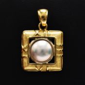 AN 18CT GOLD ITALIAN PEARL SET PENDANT.