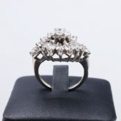 A 14CT WHITE GOLD DIAMOND DRESS RING.