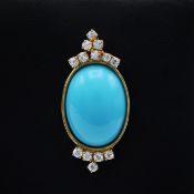 AN 18CT GOLD AND TURQUOISE SET CABOCHON PENDANT.