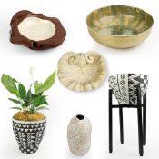 ASSORTED POTS AND BOWLS (6).