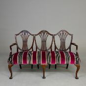 GEORGIAN DESIGN MAHOGANY SETTEE.