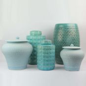 CERAMICS, A MIXED LOT OF FIVE.
