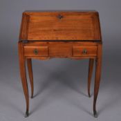18TH CENTURY FRENCH WALNUT BUREAU.