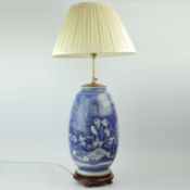 CHINESE BLUE AND WHITE CERAMIC TABLE LAMP.