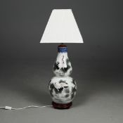 CHINESE DOUBLE GOURD SHAPED TABLE LAMP.