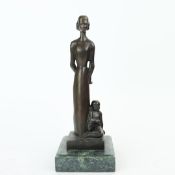 CONTEMPORARY SCHOOL SCULPTURAL STUDY OF MOTHER AND CHILD.