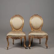 A PAIR OF LOUIS XV STYLE GILTWOOD SIDE CHAIRS.