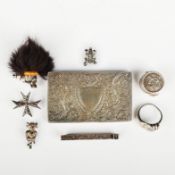 A COLLECTION OF SILVER JEWELLERY INCLUDING A GUCCI TIE PIN AND DEAKEN AND FRANCIS CHIEF PIN. (8).