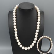 A WHITE PEARL NECKLACE AND PEARL BRACELET.