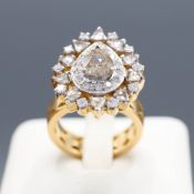 A YELLOW METAL DIAMOND DRESS RING.