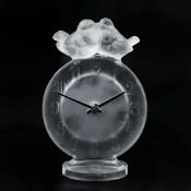 A LALIQUE GLASS MANTEL CLOCK.