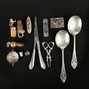 A COLLECTION OF ASSORTED SILVERWARE.