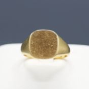 AN 18CT GOLD SIGNET RING.
