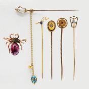 A COLLECTION OF VARIOUS HAT PINS AND A INSECT BROOCH (7).