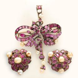 A YELLOW METAL RUBY AND PEARL BROOCH AND MATCHING EARRINGS.