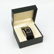 GUCCI. 7800L BLACK DIAL SILVER BRACELET WATCH.