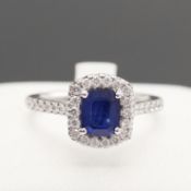 A PLATINUM SAPPHIRE AND DIAMOND CLUSTER RING.