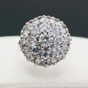 AN 18CT WHITE GOLD DIAMOND CLUSTER RING.