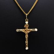AN 18CT GOLD CRUCIFIX PENDANT AND CHAIN.