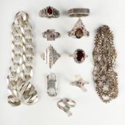 A COLLECTION OF SILVER JEWELLERY.