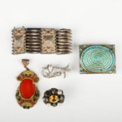 A COLLECTION OF ASSORTED JEWELLERY.