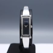 A GUCCI LADIES STAINLESS STEEL WRISTWATCH.