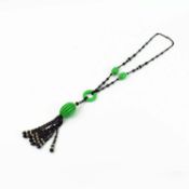 A 1960S BAKELITE AND BLACK GLASS BEAD NECKLACE.
