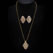 AN 18CT GOLD PENDANT NECKLACE AND EARRINGS SET.