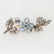 AN AQUAMARINE AND DIAMOND BROOCH.
