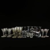 A COLLECTION OF ASSORTED GLASSWARE.
