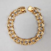 A 14CT GOLD BRACELET.