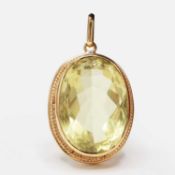 A YELLOW METAL GEMSET PENDANT