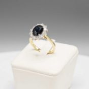 AN 18CT GOLD SAPPHIRE AND DIAMOND CLUSTER RING