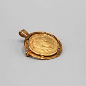 A 1905 GERMAN TEN GOLD MARKS MOUNTED COIN.