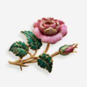 AN EARLY 20TH CENTURY YELLOW METAL FLOWER BROOCH.