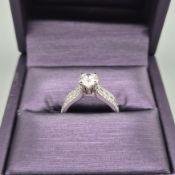 A 14CT WHITE GOLD DIAMOND SOLITAIRE RING.