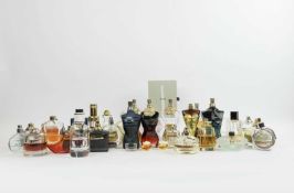 A COLLECTION OF ASSORTED PERFUME BOTTLES.
